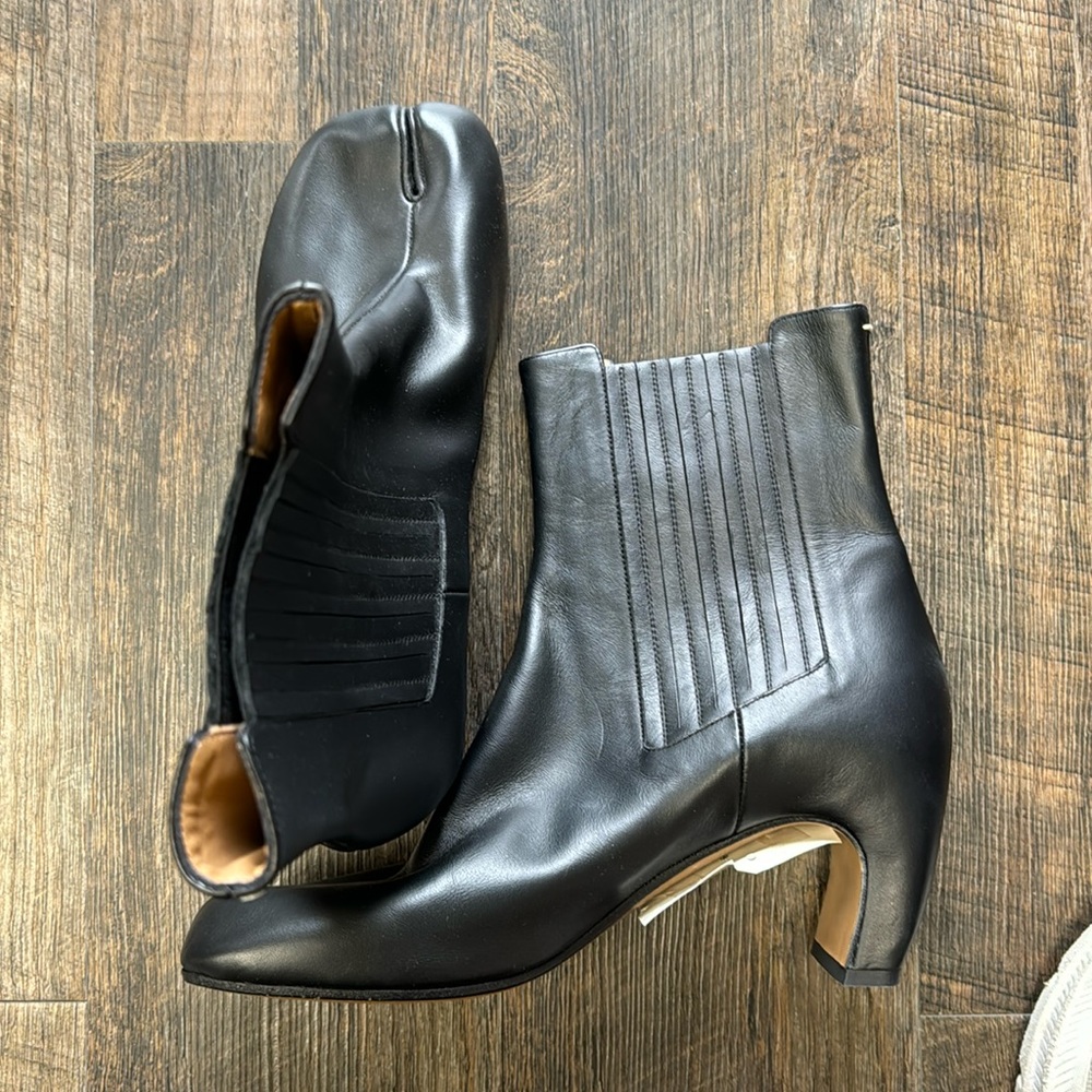 NWT black leather split toe pull on booties.